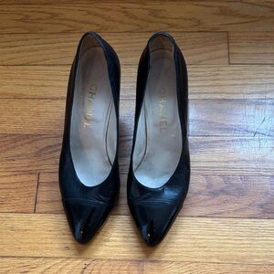 CHANEL Black Pointed Leather Pumps with Patent Toe